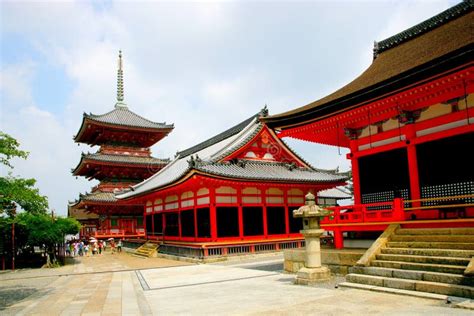 As Torres de Kiyomizu – Uma Obra-Prima Renacentista Japonesa que Transcende o Tempo!